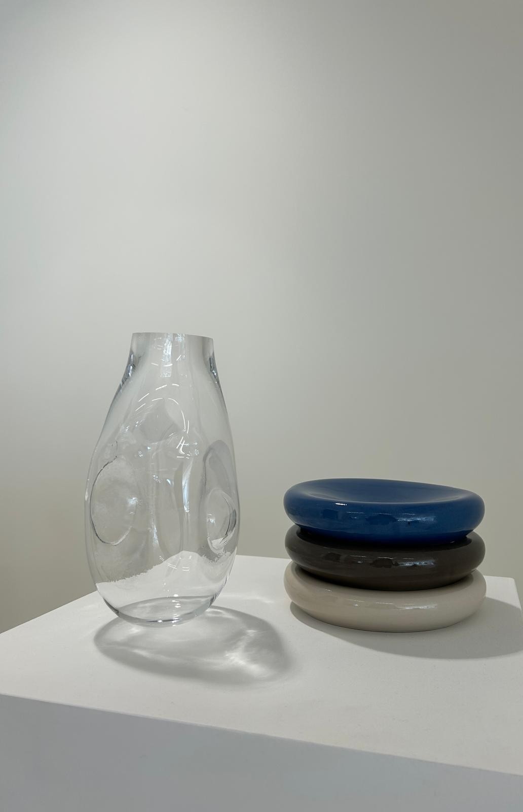Bubbel vaas en stapel borden